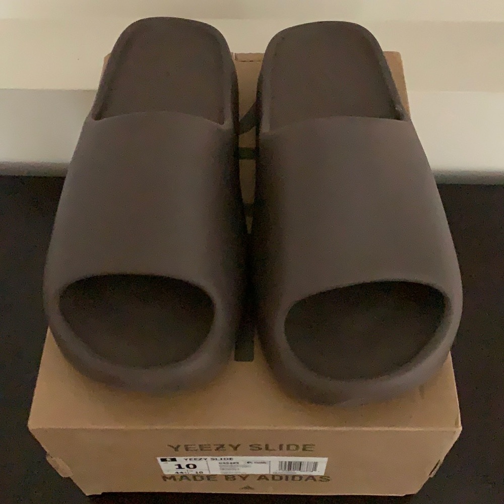 Yeezy slide color is Soot
